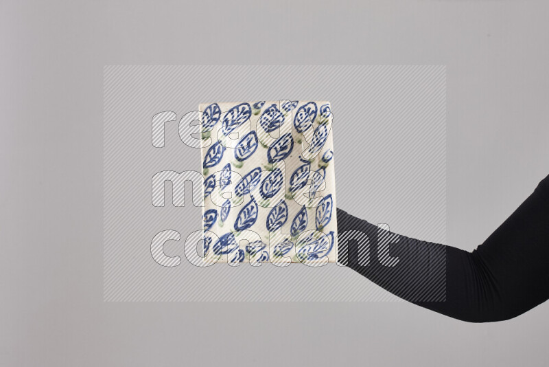 امرأة ترتدي عباءة سوداء تحمل أدوات فخارية مختلفة في أوضاع متعددة