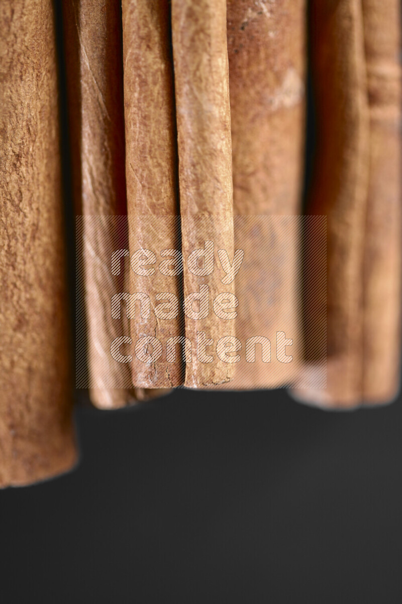 أعواد القرفة على خلفية سوداء