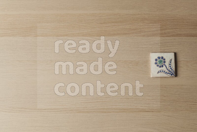 قواعد أكواب فخارية مزخرفة على خلفية خشبية فاتحة