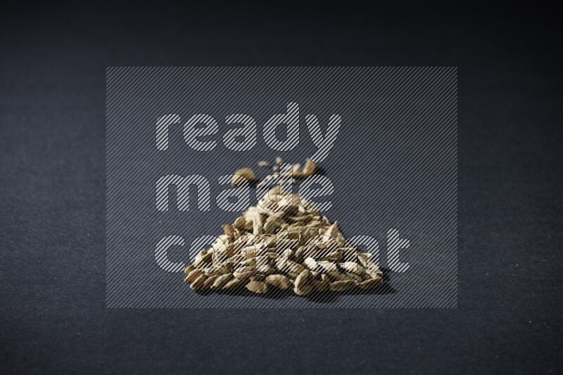 حبوب الهيل في شكل مثلث على خلفية سوداء