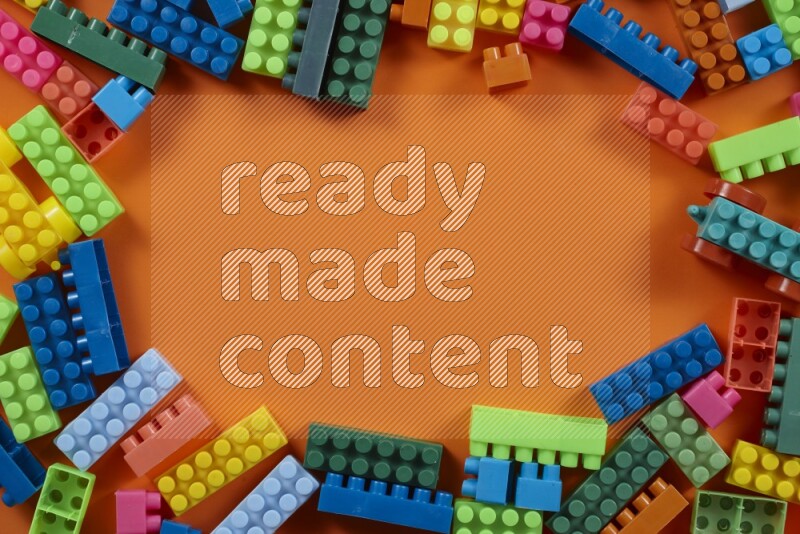 مكعبات بناء بلاستيكية متعددة الألوان على خلفيات مختلفة (ألعاب أطفال)