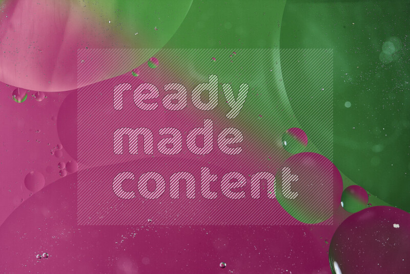 لقطات مقربة لفقاعات من الزيت على سطح الماء باللون الأخضر والوردي