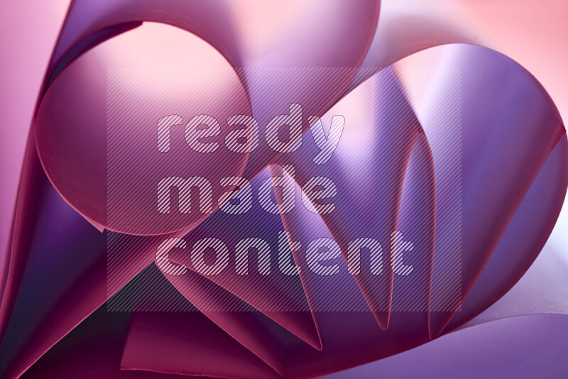 عرض فني لطيات الورق تخلق مزيج من الأشكال الهندسية، مضاءة بإضاءة ناعمة بدرجات اللون الارجواني