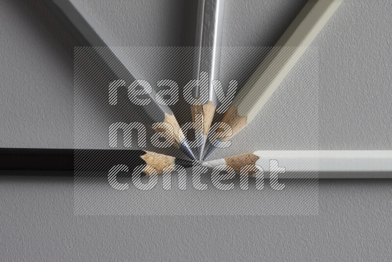 مجموعة من الأقلام الخشبية الملونة بألوان مختلفة