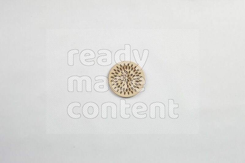 قواعد أكواب خشبية مصنوعة يدويًا على خلفية بيضاء