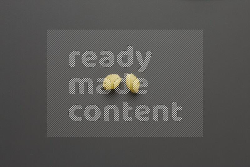 معكرونة ودعة علي خلفية رمادية