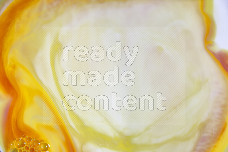 لقطة مقربة لأنماط دوامية باللون البرتقالي والأحمر والأبيض