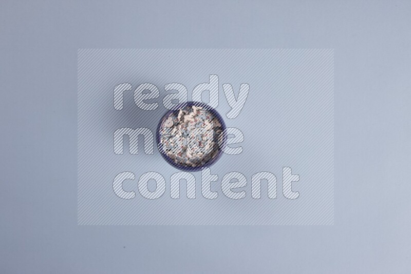 أوعية فخارية متعددة الألوان مليئة بالأزرار الملونة على خلفية زرقاء