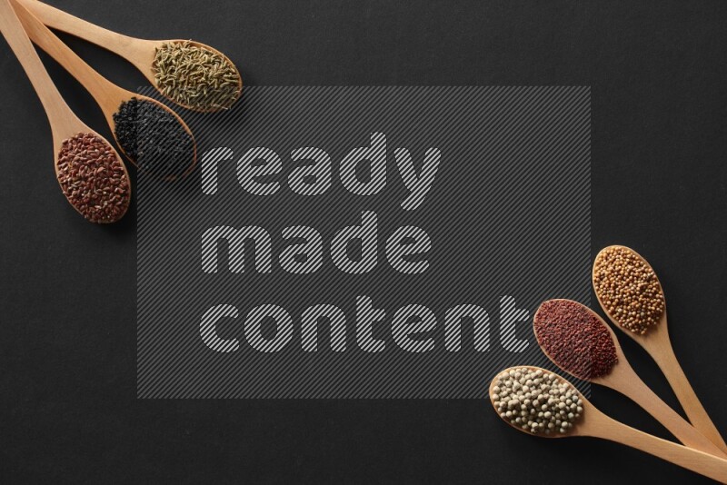 الفلفل الأسود وحبوب الخردل وحبة البركة وحب الرشاد والكمون و حبوب الكتان في معالق خشبية علي خلفية سوداء