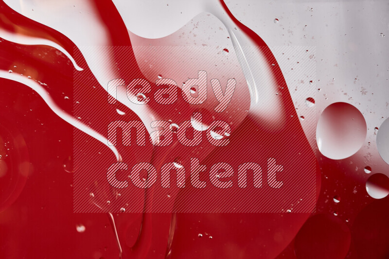 لقطات مقربة لفقاعات من الزيت على سطح الماء باللون الأبيض والأحمر