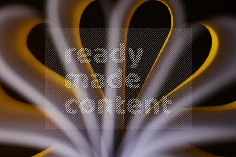 فن تجريدي يعرض منحنيات وتدرجات اللون الأبيض والأصفر مكونه بضوء ملون