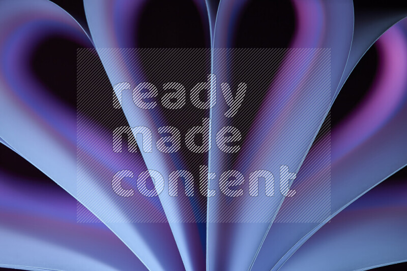 فن تجريدي يعرض منحنيات وتدرجات اللون الوردي والأرجواني مكونه بضوء ملون