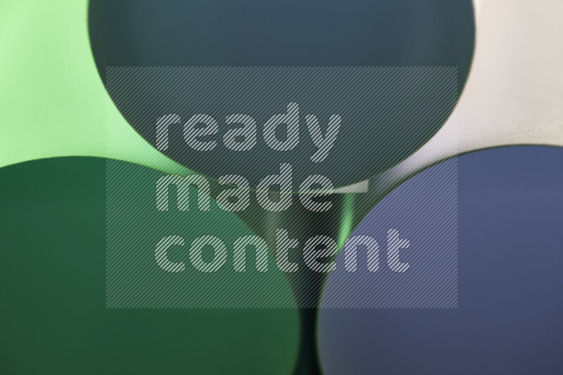 الصورة تعرض فن ورقي تجريدي بأشكال دائرية بدرجات متنوعة من اللون الأخضر