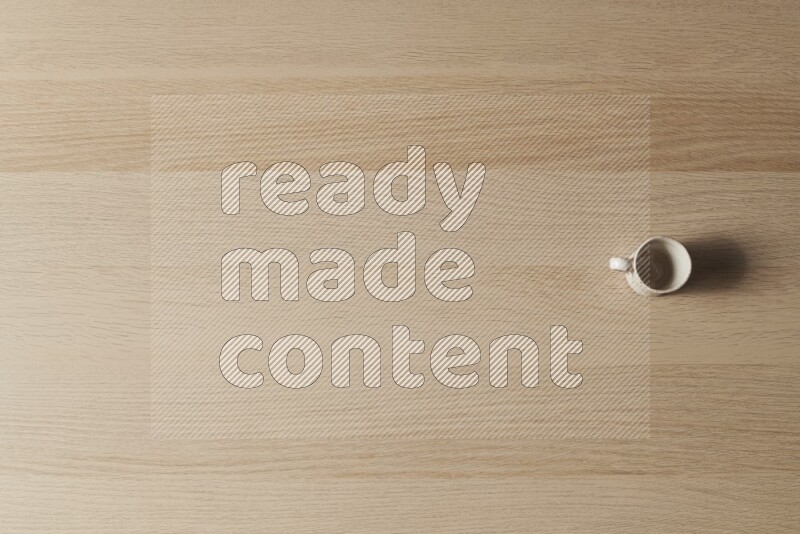 كأس فخاري على خلفية خشبية فاتحة