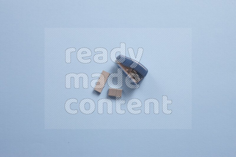 أدوات مدرسة مختلفة علي خلفية زرقاء