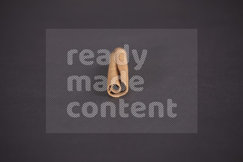 عود قرفة واحد علي خلفية سوداء