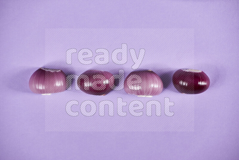 أنصاف بصل أحمر على خلفية أرجوانية