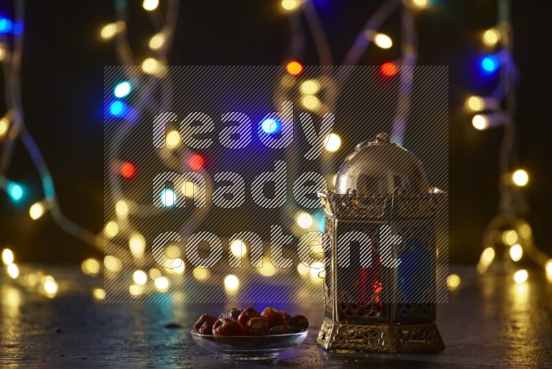 فانوس رمضان تقليدي محاط بأضواء الزينة المتوهجة