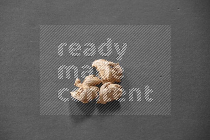 زنجبيل مجفف علي خلفية سوداء