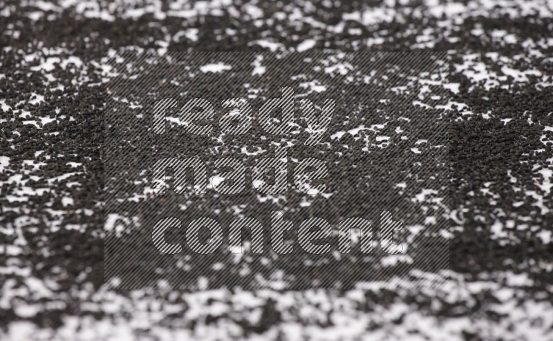 بذور حبة البركة متناثرة علي خلفية بيضاء