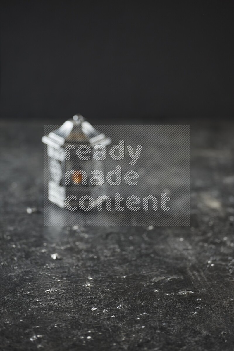 فانوس خارج إطار التركيز موضوع علي خلفية سوداء