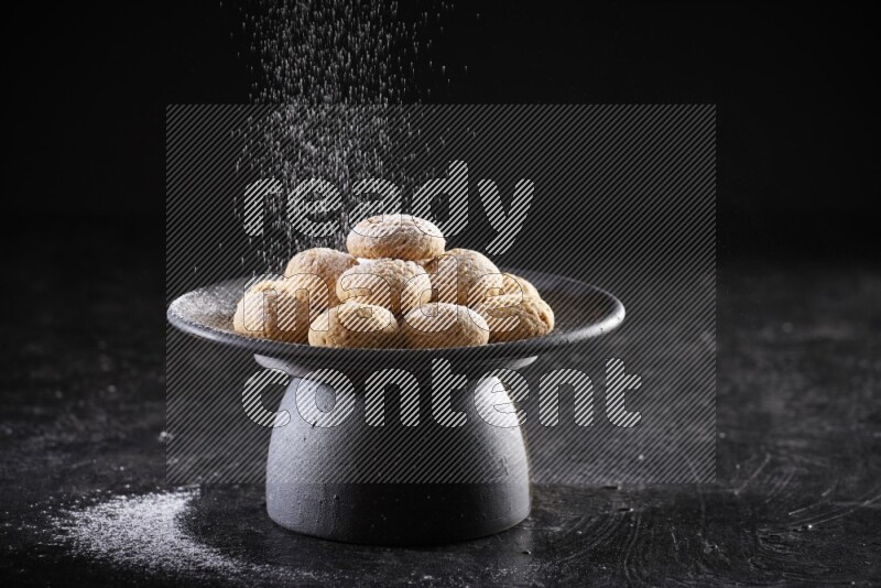 كحك علي صحن تقديم علي خلفية سوداء