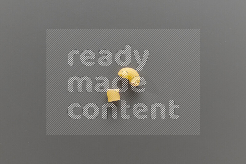 معكرونة خواتم مع أنواع أخري من المعكرونة علي خلفية رمادية