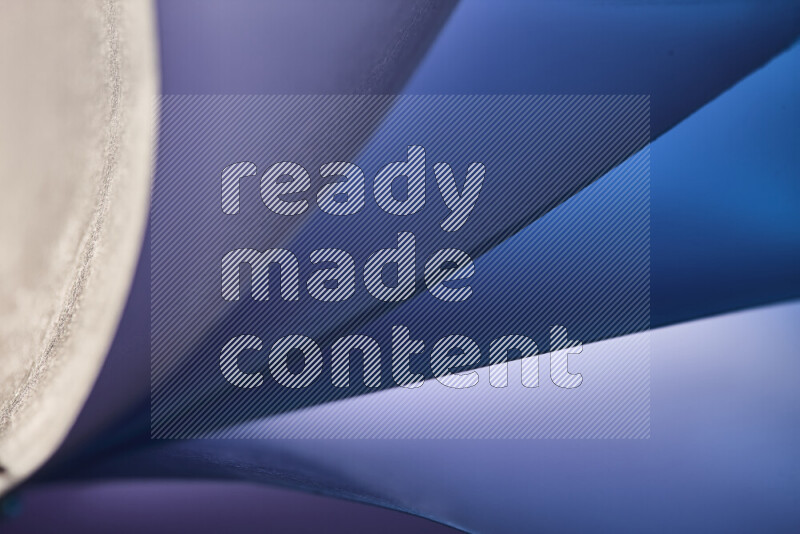 فن تجريدي يعرض منحنيات مع تدرجات الألوان الباردة مكونه بضوء ملون