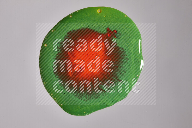 لقطات مقربة لألوان متنوعة تمتزج على خلفية رمادية