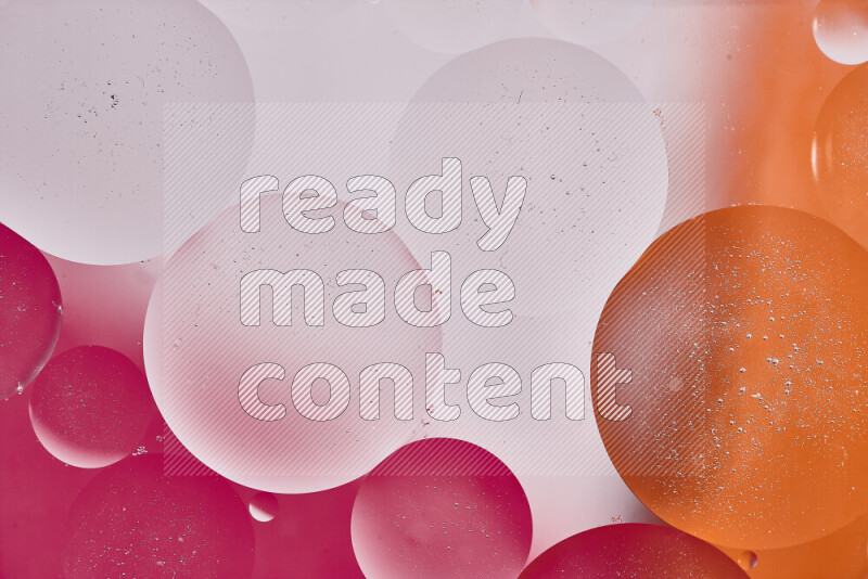 لقطات مقربة لفقاعات من الزيت على سطح الماء باللون الأبيض والبرتقالي والوردي