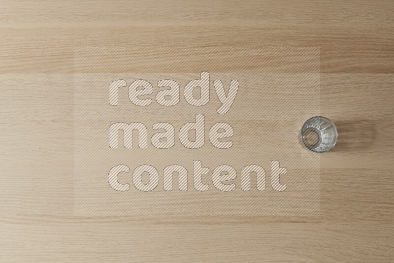 كوب زجاجي فارغ على خلفية خشبية فاتحة