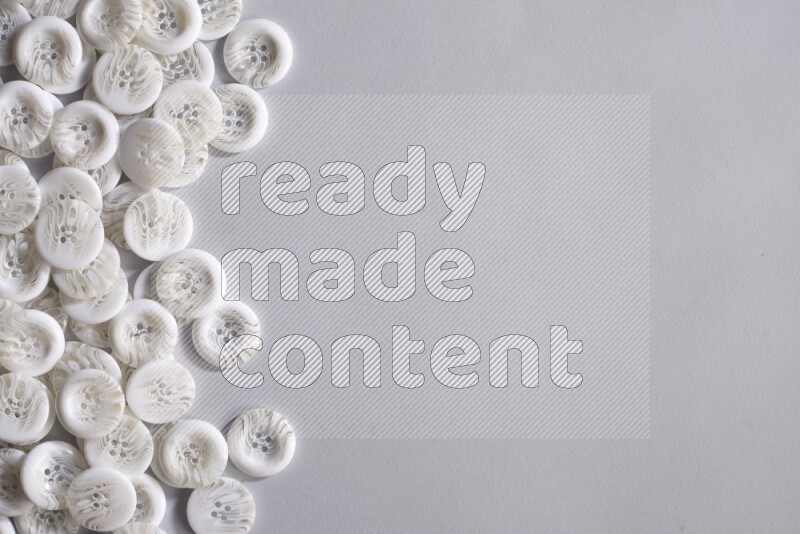 أزرار بيضاء موضوعة علي خلفية رمادية