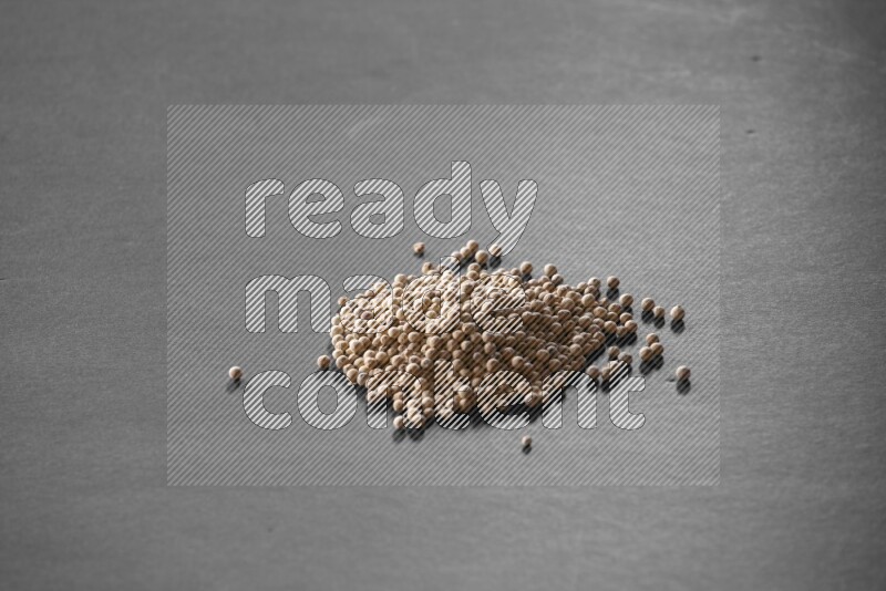 الفلفل الأبيض علي خلفية سوداء