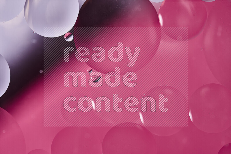 لقطات مقربة لفقاعات من الزيت على سطح الماء باللون الأبيض والوردي