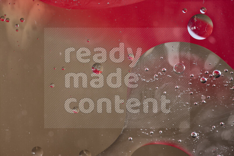 لقطات مقربة لفقاعات من الزيت على سطح الماء باللون الأحمر والبني