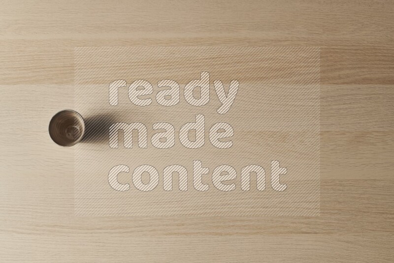 كأس فخاري على خلفية خشبية فاتحة