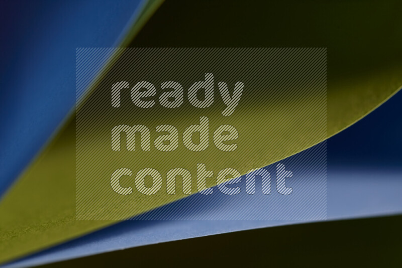 فن تجريدي يعرض المنحنيات المرتبة للأوراق باللون الأزرق والأخضر