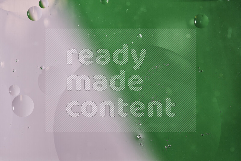 لقطات مقربة لفقاعات من الزيت على سطح الماء باللون الأبيض والأخضر