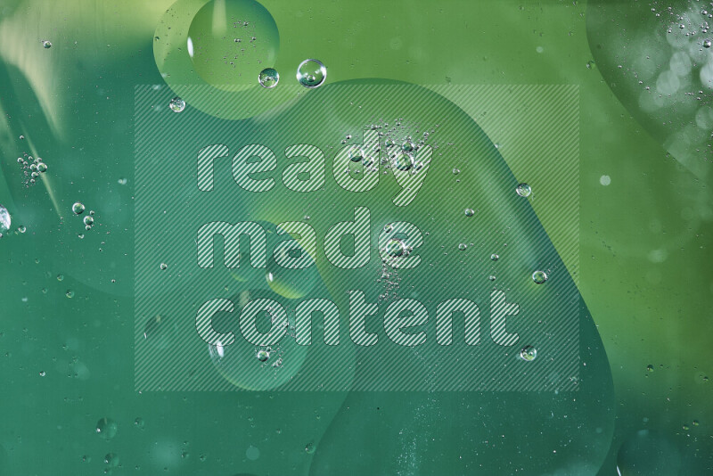 لقطات مقربة لفقاعات من الزيت على سطح الماء باللون الأخضر