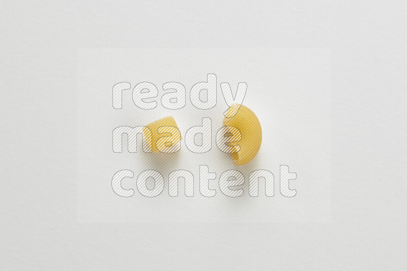 أنواع مختلفة من المعكرونة علي خلفية بيضاء