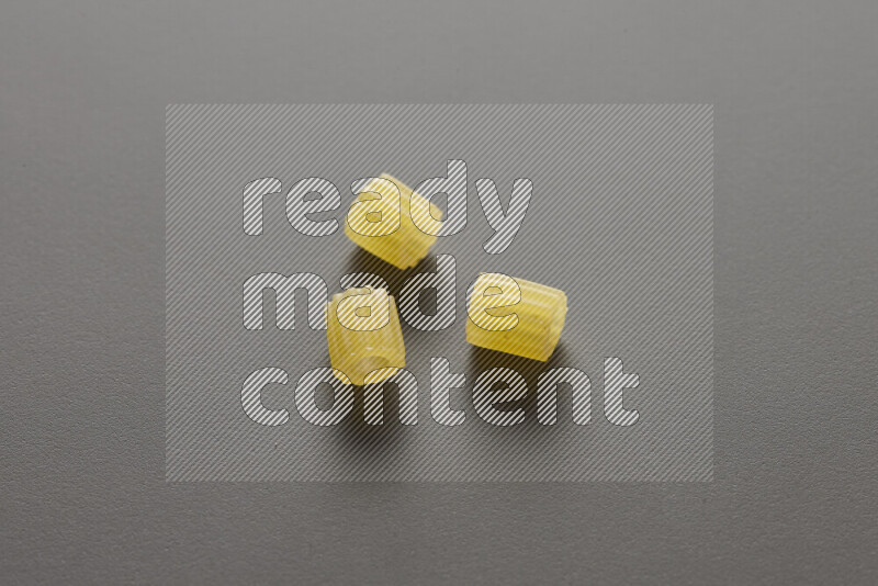 معكرونة مرمرية علي خلفية رمادية