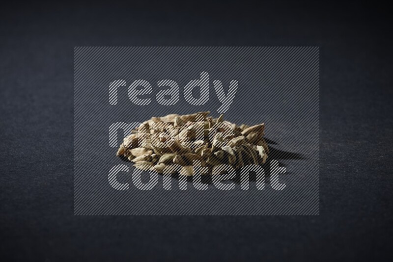 حبوب الهيل في شكل دائري على خلفية سوداء