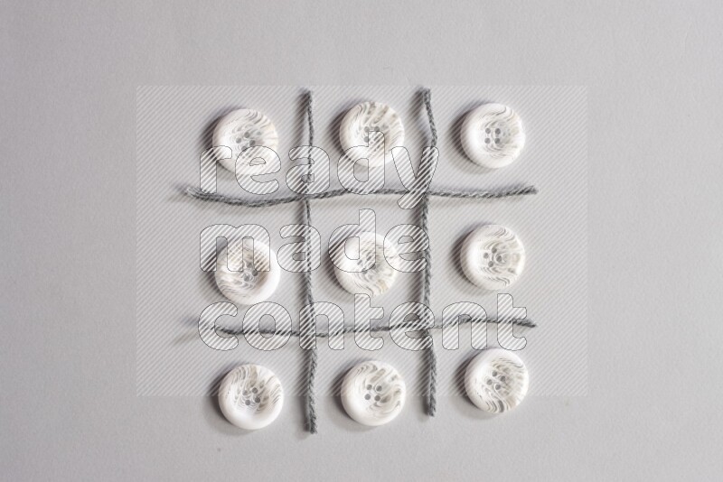 أزرار بيضاء موضوعة علي خلفية رمادية