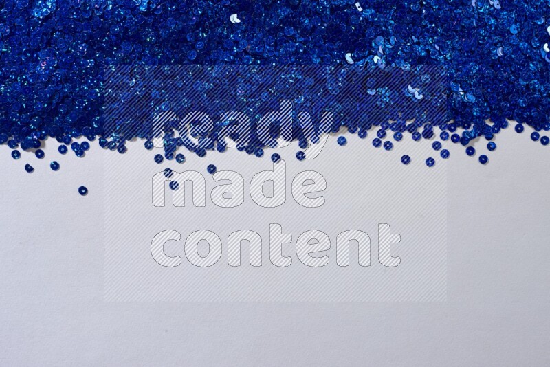 ترتر مسطح متعدد الألوان على خلفية رمادية