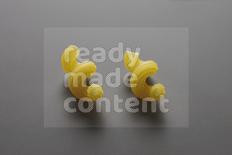 معكرونة تويست علي خلفية رمادية