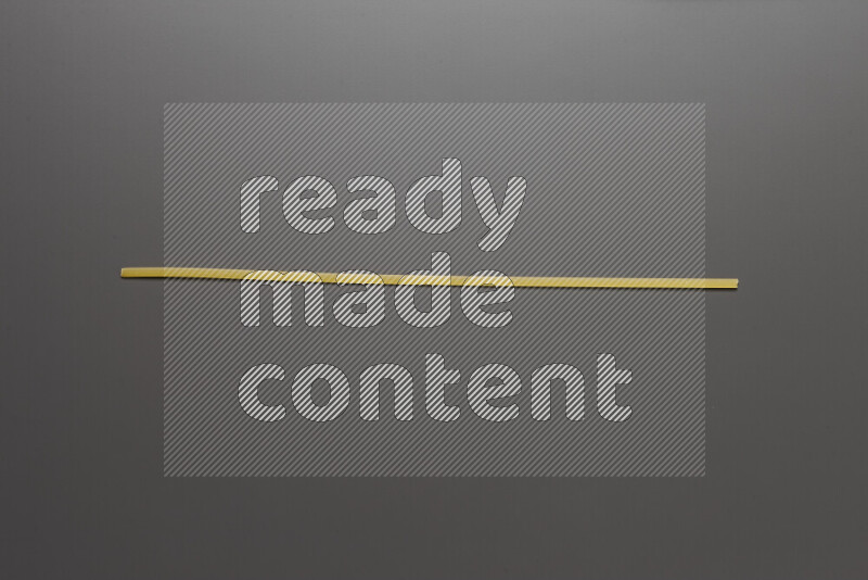 معكرونة شرايط علي خلفية رمادية