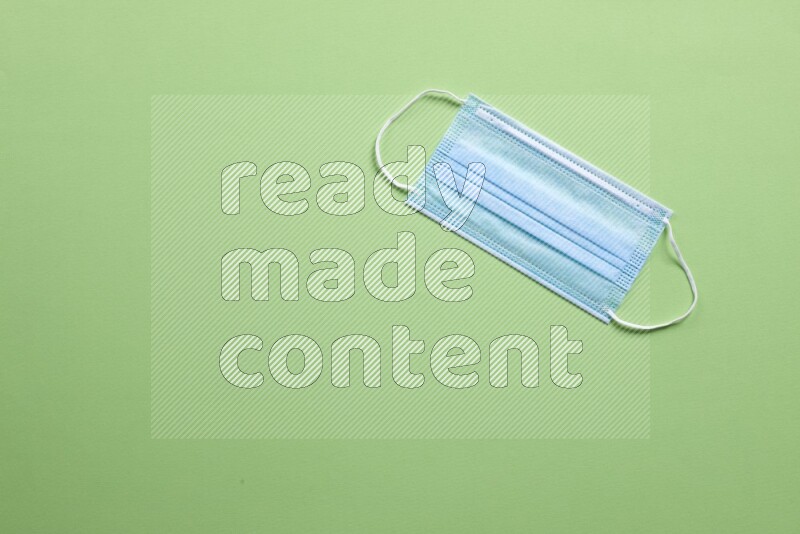 كمامة وجه علي خلفية خضراء