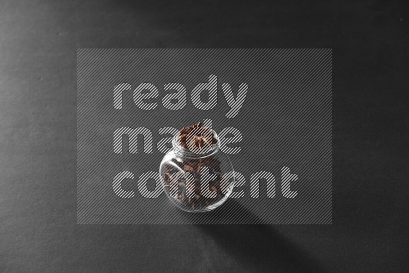 يانسون نجمي في وعاء زجاجي علي خلفية سوداء