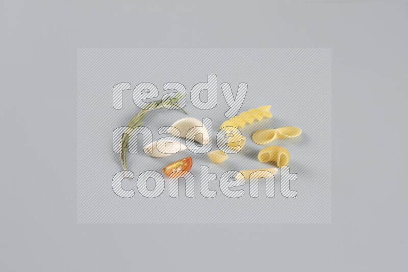 معكرونة مع مكونات متنوعة من الطماطم والثوم والبصل والفلفل الأحمر والفلفل الأسود والفلفل الأبيض وأوراق الغار وإكليل الجبل والهيل و مشروم على خلفية زرقاء فاتحة