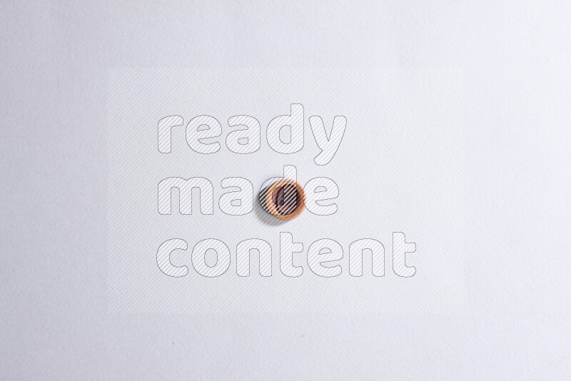 زر واحد ملون على خلفية رمادية